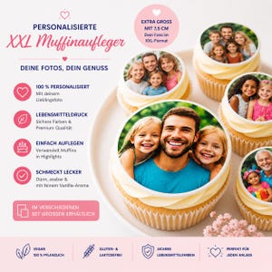 Könnte beinhalten: Cupcakes mit essbaren Fotoauflegern mit Familienporträts. Die Cupcakes haben gelbes Frosting und sind auf einem weißen Teller angeordnet. Das Bild enthält auch Text, der "Personalisierte XXL Muffinaufleger" sagt.