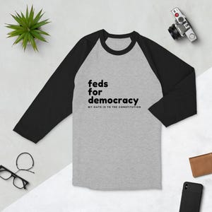 Feds for Democracy 3/4 スリーブ ラグラン シャツ - ユニセックス、政治シャツ、憲法愛好家、愛国的なアパレル