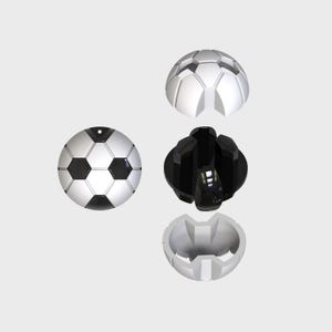 Könnte beinhalten: Ein Anhänger im Fußball-Design und zerlegte Komponenten. Der Anhänger ist eine flache Scheibe mit einem Fußball-Design in Schwarz und Weiß. Weitere Komponenten sind ein schwarzer Sockel und zwei silberfarbene, kuppelförmige Teile.