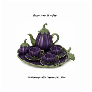 Può includere: Un set da tè viola e verde a forma di melanzana composto da una teiera, tre tazze con piattini e una zuccheriera su un vassoio a forma di foglia. Il testo Eggplant Tea Set e Dollhouse Miniature STL File è visibile sopra e sotto.