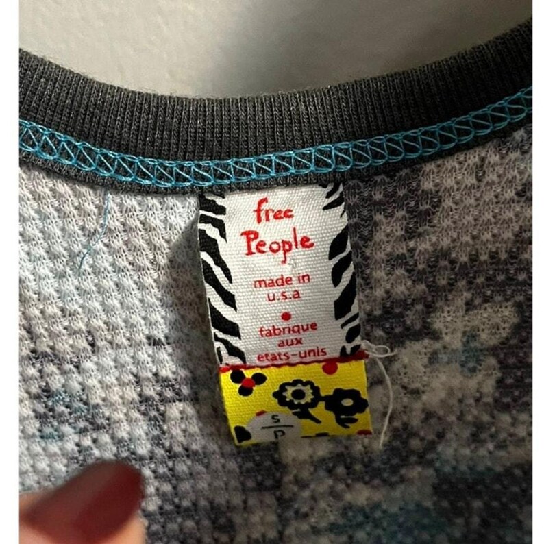 Rare Vintage Y2K Free People V Neck T-shirt Teal Grey White Flowers Women's sz S image 3