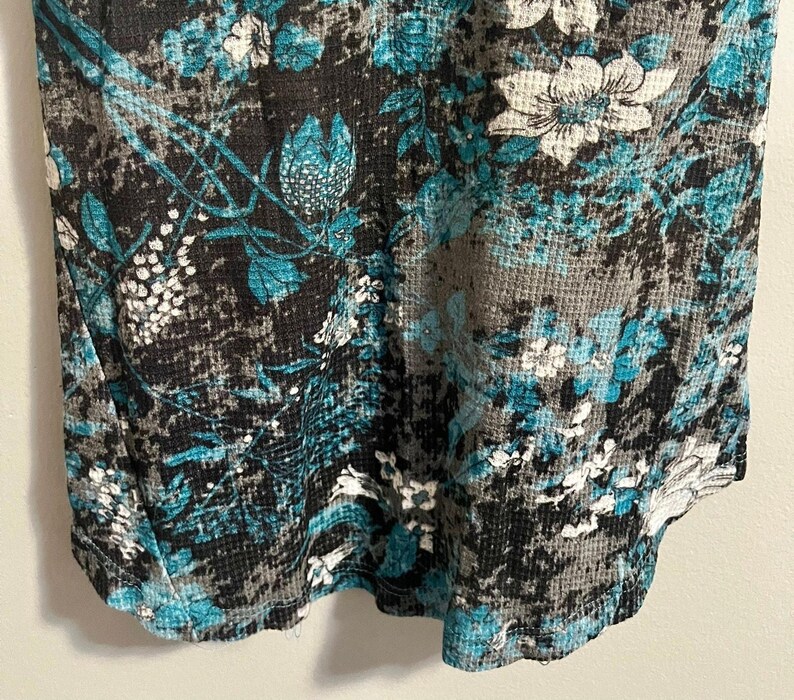 Rare Vintage Y2K Free People V Neck T-shirt Teal Grey White Flowers Women's sz S image 5