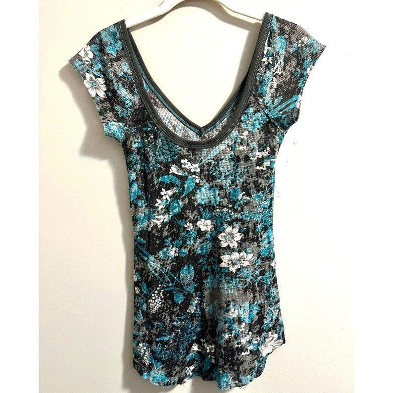 Rare Vintage Y2K Free People V Neck T-shirt Teal Grey White Flowers Women's sz S image 2