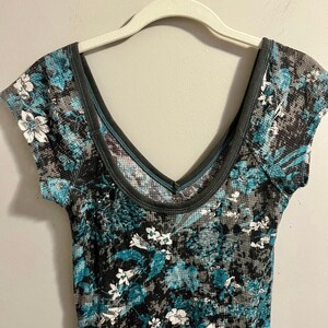 Rare Vintage Y2K Free People V Neck T-shirt Teal Grey White Flowers Women's sz S image 4
