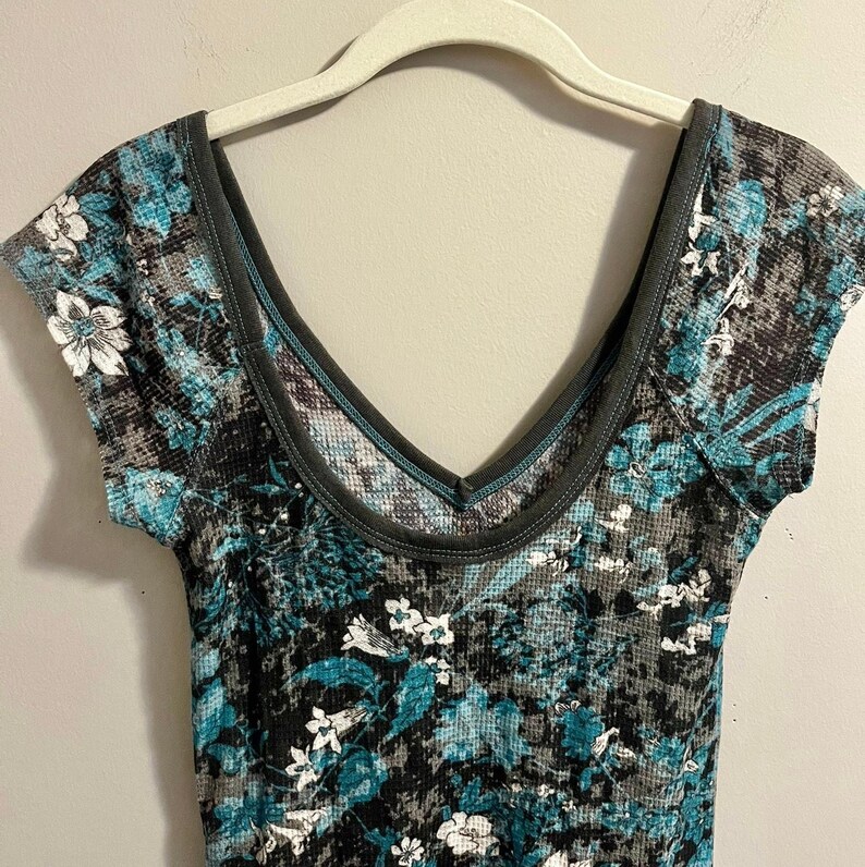 Rare Vintage Y2K Free People V Neck T-shirt Teal Grey White Flowers Women's sz S image 4