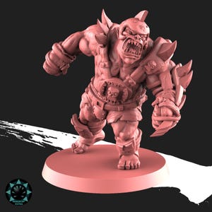 Peut inclure: Figurine rose d'une cr&eacute;ature muscl&eacute;e ressemblant &agrave; un orc, posant de mani&egrave;re dynamique. La figurine pr&eacute;sente une armure d&eacute;taill&eacute;e, une ceinture avec une boucle en forme de cr&acirc;ne et des &eacute;paulettes &agrave; pointes. L'orc a une expression f&eacute;roce avec les dents apparentes.