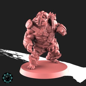 Peut inclure: Figurine rose d'une cr&eacute;ature fantastique muscl&eacute;e, peut-&ecirc;tre un orc ou un personnage similaire. Il est pos&eacute; dans une posture dynamique, portant une armure et un casque. La figurine est sur une base circulaire. Le logo Realm of Paths est en bas &agrave; gauche.