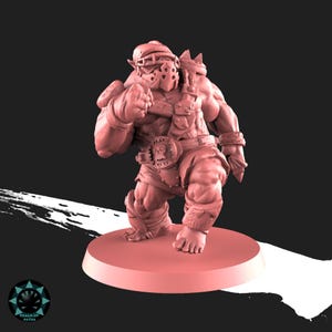 Peut inclure: Figurine d&eacute;taill&eacute;e, de couleur rose, repr&eacute;sentant un personnage fantastique muscl&eacute;. La figurine est pos&eacute;e avec un poing serr&eacute; et porte une armure, un casque et une ceinture avec une boucle en forme de roue dent&eacute;e. La figurine repose sur une base circulaire.