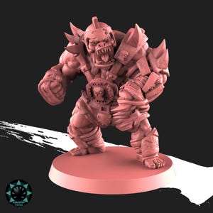 Peut inclure: Figurine miniature rose d'un personnage monstrueux ressemblant &agrave; un orc, posant de mani&egrave;re agressive. La figurine est fortement blind&eacute;e avec des &eacute;paulettes &agrave; pointes et une ceinture orn&eacute;e d'un cr&acirc;ne. Elle est pos&eacute;e sur une base circulaire.