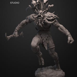 Könnte beinhalten: Detaillierte 3D-Skulptur einer fantastischen Kriegerfigur. Die graue Figur trägt eine aufwendige Rüstung, einen gehörnten Helm und einen langen Bart. Sie hält eine gebogene Klinge und ist dynamisch auf einem felsigen Sockel positioniert. Der Text "LUFTMENSCH STUDIO" befindet sich oben links.