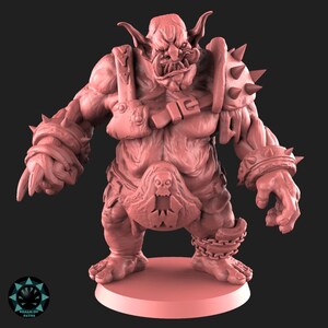 Peut inclure: Figurine d&eacute;taill&eacute;e, de couleur brun rouge&acirc;tre, repr&eacute;sentant une cr&eacute;ature muscl&eacute;e ressemblant &agrave; un orc. Elle pr&eacute;sente des &eacute;paulettes &agrave; pointes, des bracelets et une ceinture avec un motif de cr&acirc;ne. L'orc se tient sur une base circulaire.