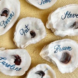 Personalisierte natürliche Austernmuschel Tischkarte, Monogramm oder kundenspezifische Kalligraphie, Hochzeit oder Event Tischdekoration
