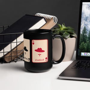 Caneca preta brilhante "Vamos ter um concurso de ortografia" Doc Holliday