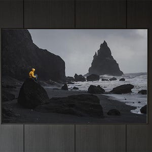 Ghosted — Stampa di un paesaggio di sabbia nera islandese, fotografia monocromatica, arte murale nordica minimalista