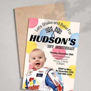 Könnte beinhalten: Eine Geburtstagseinladung mit einem Baby in einem Rennanzug. Die Einladung trägt die Aufschrift "HUDSON'S 1ST BIRTHDAY" mit Datum, Uhrzeit und Ort. Bunte Luftballons und Zielflaggen schmücken die Einladung.
