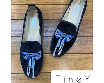 Handgefertigte schwarze Samt-Loafers - bestickte Schleifen-flache, kundenspezifische Samtschuhe für Frauen, elegante Slip-Ons