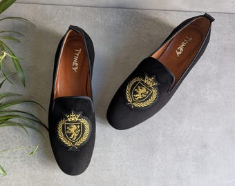 Ręcznie robione czarne zamszowe mokasyny – damskie haftowane płaskie buty, buty na zamówienie, elegancki prezent
