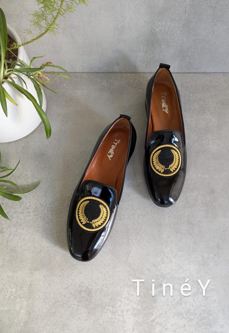 Stylish women's flats-High-quality leather loafers, Luxury Embroidered Women's Loafers, Handcrafted black Genuine leather Loafers, Women handmade slip-on shoes, Unique Design on Flats, Custom Handmade Women Shoes-Women Flat Shoes-Casual Girl Loafers.