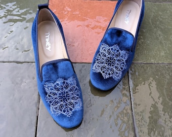 Mocasines de terciopelo azul hechos a mano para mujer: zapatos sin cordones bordados para uso diario y de fiesta, un regalo elegante.