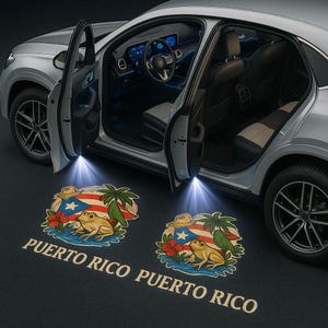 Puede incluir: Un coche plateado con las puertas abiertas, mostrando proyectores de puerta iluminados. Los proyectores muestran un diseño colorido con una rana, un sombrero, la bandera de Puerto Rico y el texto "PUERTO RICO".