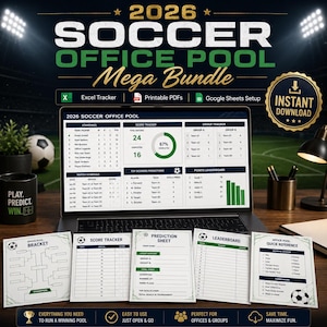 Könnte beinhalten: Ein digitales 2026 Soccer Office Pool Mega Bundle Produktset mit einem Laptop-Bildschirm, der ein Dashboard mit Tabellen, Spielstandverfolgung und Gruppenübersicht zeigt, sowie fünf druckbaren PDF-Blättern inklusive Spielplan und Rangliste.