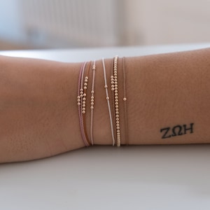 Bracelet de perles en or 14 carats, bracelet de perles en or massif, ficelle rouge, bracelet en soie, bracelet simple, cadeau minimaliste et délicat de bracelet en soie pour elle