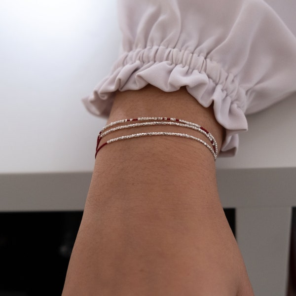 Delicate roségouden en zijden kralenarmband - vriendschapsarmband - sierlijke armband - zijden armband - minimalistische armband - cadeau voor haar