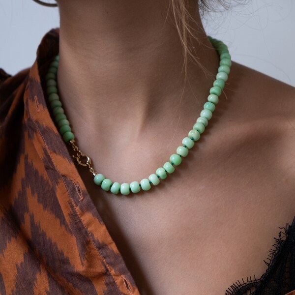 Collier de pierres précieuses d'opale verte, collier de bonbons, noué à la main sur un cordon de soie, perles d'opale vert clair, collier de perles, collier de perles, noué