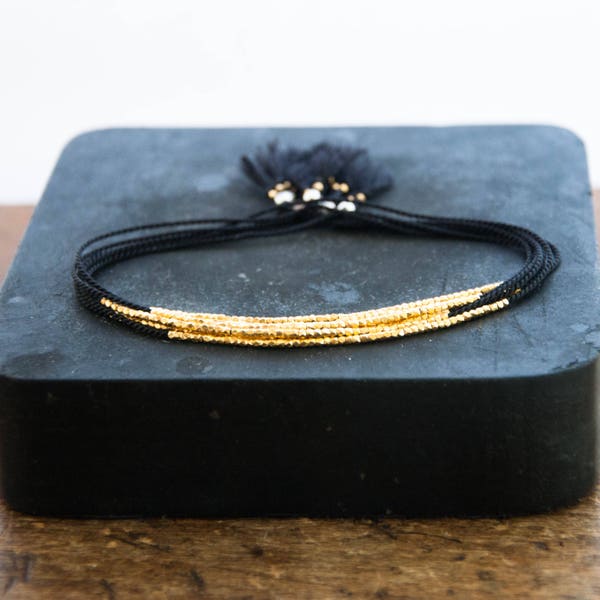 Zartes Gold Armband. Seidenarmband. Freundschafts Armband. Winzige Perlenarmband-Schnur