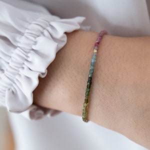 Bracciale in tormalina in oro massiccio 14k, bracciale con pietre preziose, tormalina multicolore, bracciale con perline sfaccettate, bracciale minimalista, regalo per lei