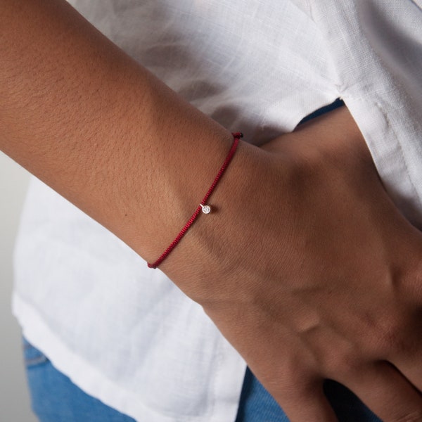 Pulsera de dijes de diamantes - Pulsera de hilo rojo - joyería minimalista - pulsera delicada