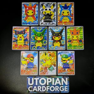 Op de afbeelding: Een verzameling kleurrijke ruilkaarten met Pikachu in verschillende kostuums. De kaarten tonen levendige illustraties met Japanse tekst, waaronder een Pikachu met Mario-thema en een Pikachu met Luigi-thema. Het logo "UTOPIAN CARDFORGE" is zichtbaar.