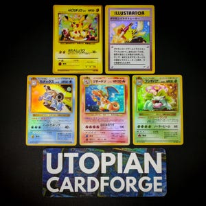 Könnte beinhalten: Sechs Pokémon-Sammelkarten mit verschiedenen Charakteren und japanischem Text. Die Karten sind in Gelb, Blau und Rot gehalten und zeigen Illustrationen von Kreaturen. Unten befindet sich ein UTOPIAN CARDFORGE-Aufkleber.