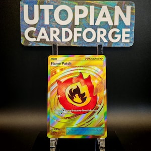 Może przedstawiać: Holograficzna karta Trenera "Flame Patch" z płomiennym wzorem. Karta zawiera czerwoną i pomarańczową grafikę płomienia oraz tekst "Flame Patch" na górze. Karta jest wyświetlana na przezroczystym stojaku z tekstem "UTOPIAN CARDFORGE" nad nią.