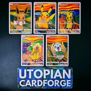 Peut inclure: Cinq cartes à collectionner représentant Évoli, Pikachu, Mimiqui, Psykokwak et Brindibou, chacune illustrée dans un style inspiré du Cri avec des arrière-plans orange et bleu tourbillonnants. Sous les cartes se trouve un panneau rectangulaire indiquant UTOPIAN CARDFORGE.