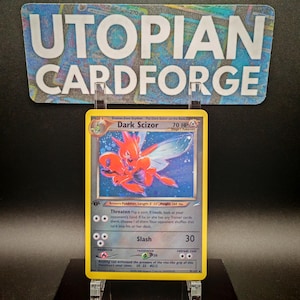 Könnte beinhalten: Eine Pokemon-Sammelkarte mit Dark Scizor, einem rot-schwarzen insektenartigen Pokemon mit großen, scharfen Krallen. Die Karte hat eine holografische Oberfläche und ist in ausgezeichnetem Zustand.