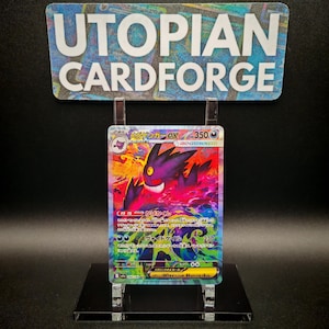 Puede incluir: Una tarjeta coleccionable holográfica con un personaje Gengar morado con una sonrisa amenazante, sobre un fondo vibrante y colorido. La tarjeta se muestra en un soporte transparente, con el texto "UTOPAN CARDFORGE" arriba.