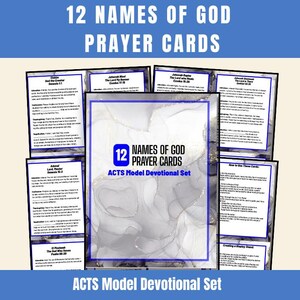 Puede incluir: Un juego de 12 tarjetas de oración con los nombres de Dios. Las tarjetas están impresas en papel blanco con texto negro y tienen un fondo de acuarela gris y blanco. Las tarjetas están tituladas "12 Nombres de Dios Tarjetas de Oración" y "ACTS Model Devotional Set".