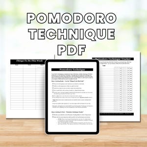 Può includere: Un tablet digitale che mostra un PDF della "Tecnica Pomodoro", con il titolo in grassetto e in grandi caratteri. Sono visibili anche due fogli stampati, "Things To Do This Week" e un "Pomodoro Technique Tracker". Lo sfondo è un'immagine morbida e sfocata.