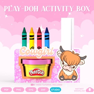 Puede incluir: Una caja de actividades Play-Doh con el texto PLAY-DOH ACTIVITY BOX, Cowgirl y Video Tutorial Included. La caja muestra cuatro crayones en verde, amarillo, rojo y azul, un recipiente amarillo de Play-Doh y una ilustración de una vaca.