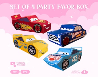 Op de afbeelding: Een set van 4 feestdoosjes in de vorm van cartoonraceauto's in rood, blauw, geel en lichtblauw. De doosjes hebben karakterogen op de voorruiten, racenummers 95, 51, 12 en 43, en diverse logo's. Tekst SET OF 4 PARTY FAVOR BOX staat op de afbeelding.