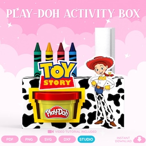 Puede incluir: Una caja de actividades Play-Doh con estampado de manchas de vaca, el logotipo de Toy Story y un gráfico de Jessie la vaquera. La caja incluye un recipiente amarillo de Play-Doh con tapa roja, cuatro crayones de colores y un soporte de papel.