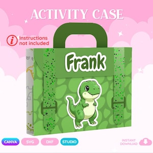 Puede incluir: Un maletín de actividades verde con asa, el nombre Frank en letras blancas y una ilustración de un dinosaurio. El maletín tiene un diseño de correas moteadas e incluye el texto Activity Case y Instructions not included.