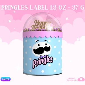 Op de afbeelding: Een lichtblauw Pringles-bliklabel voor een verpakking van 37 g met witte stippen, de Pringles-mascotte en een doorzichtige koepel gevuld met kleine gouden en paarse bolletjes. Een gouden Happy Birthday-topper is zichtbaar in de koepel.