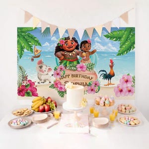 K&ouml;nnte beinhalten: Eine Geburtstagsparty-Dekoration mit Moana-Thema. Der Hintergrund zeigt Moana und andere Charaktere an einem Strand. Der Tisch ist mit Kuchen, Cupcakes, Keksen, Obst und Saft gedeckt. Ein Banner mit Dreiecksflaggen h&auml;ngt dar&uuml;ber.