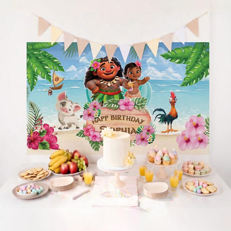 K&ouml;nnte beinhalten: Eine Geburtstagsparty-Dekoration mit Moana-Thema. Der Hintergrund zeigt Moana und andere Charaktere an einem Strand. Der Tisch ist mit Kuchen, Cupcakes, Keksen, Obst und Saft gedeckt. Ein Banner mit Dreiecksflaggen h&auml;ngt dar&uuml;ber.