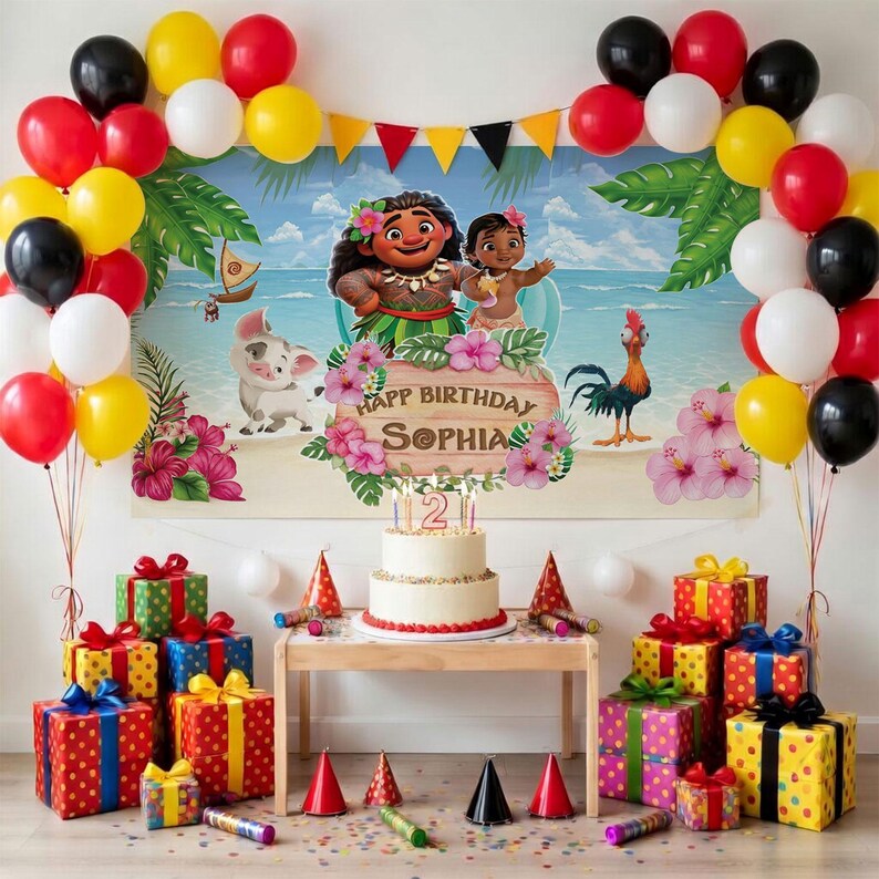 K&ouml;nnte beinhalten: Eine Geburtstagsfeier mit einem Hintergrund mit Zeichentrickfiguren, einem Kuchen und bunten Luftballons. Der Kuchen hat Kerzen mit der Aufschrift "2". Eingepackte Geschenke in verschiedenen Farben sind um einen kleinen Tisch gestapelt. Der Hintergrund sagt "Happy Birthday Sophia".