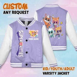 Peut inclure: Veste universitaire lilas avec manches blanches. Le devant présente le texte "SUPER KITTIES" et un graphisme de chatons de dessins animés. Le dos de la veste affiche un graphisme plus grand des chatons. Disponible en tailles enfant, jeune et adulte.