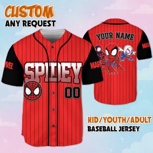 Puede incluir: Camiseta de b&eacute;isbol roja y negra con la palabra "SPIDEY" y el n&uacute;mero "00" en la parte delantera. La camiseta tiene un logotipo de Spider-Man y el texto "CUSTOM ANY REQUEST". La parte trasera muestra un gr&aacute;fico de Spider-Man y el texto "YOUR NAME".