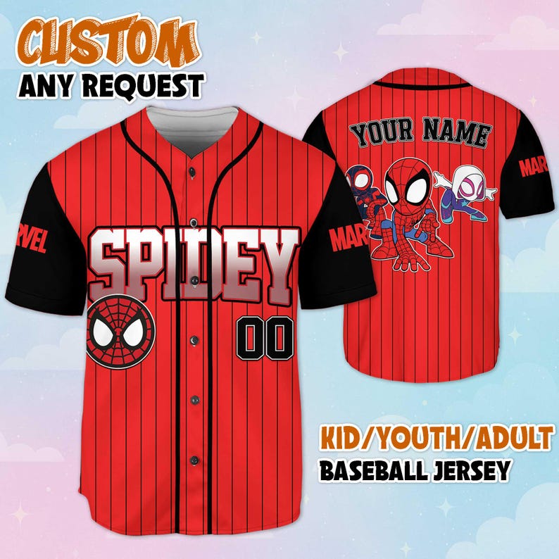 Puede incluir: Camiseta de b&eacute;isbol roja y negra con la palabra "SPIDEY" y el n&uacute;mero "00" en la parte delantera. La camiseta tiene un logotipo de Spider-Man y el texto "CUSTOM ANY REQUEST". La parte trasera muestra un gr&aacute;fico de Spider-Man y el texto "YOUR NAME".